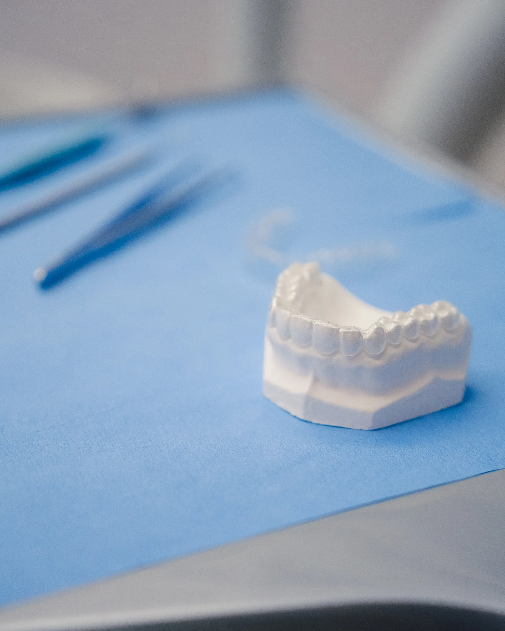 Transparentes Aligner-Modell auf einem Instrumententablett